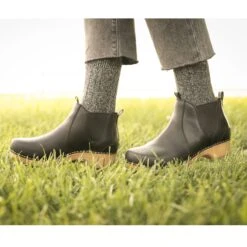 Front Page -Dansko Barnes PDP Becka black onfoot